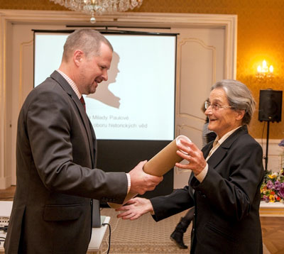 Předání Ceny Milady Paulové tehdejším ministrem školství Petrem Fialou v roce 2012