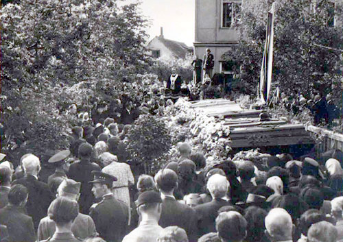 Pohřeb třinácti obětí posledních dní války