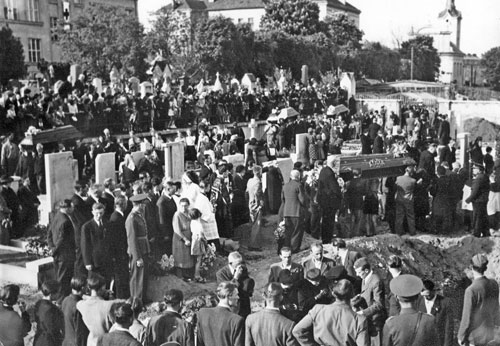 Pohřeb třinácti obětí posledních dní války