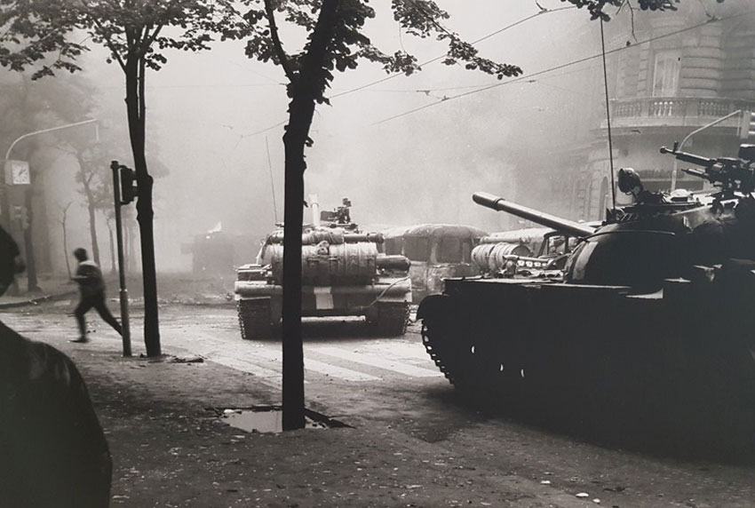 Sovětské tanky před Československým rozhlasem, 21. srpna 1968, archiv Jaroslava Vejnara